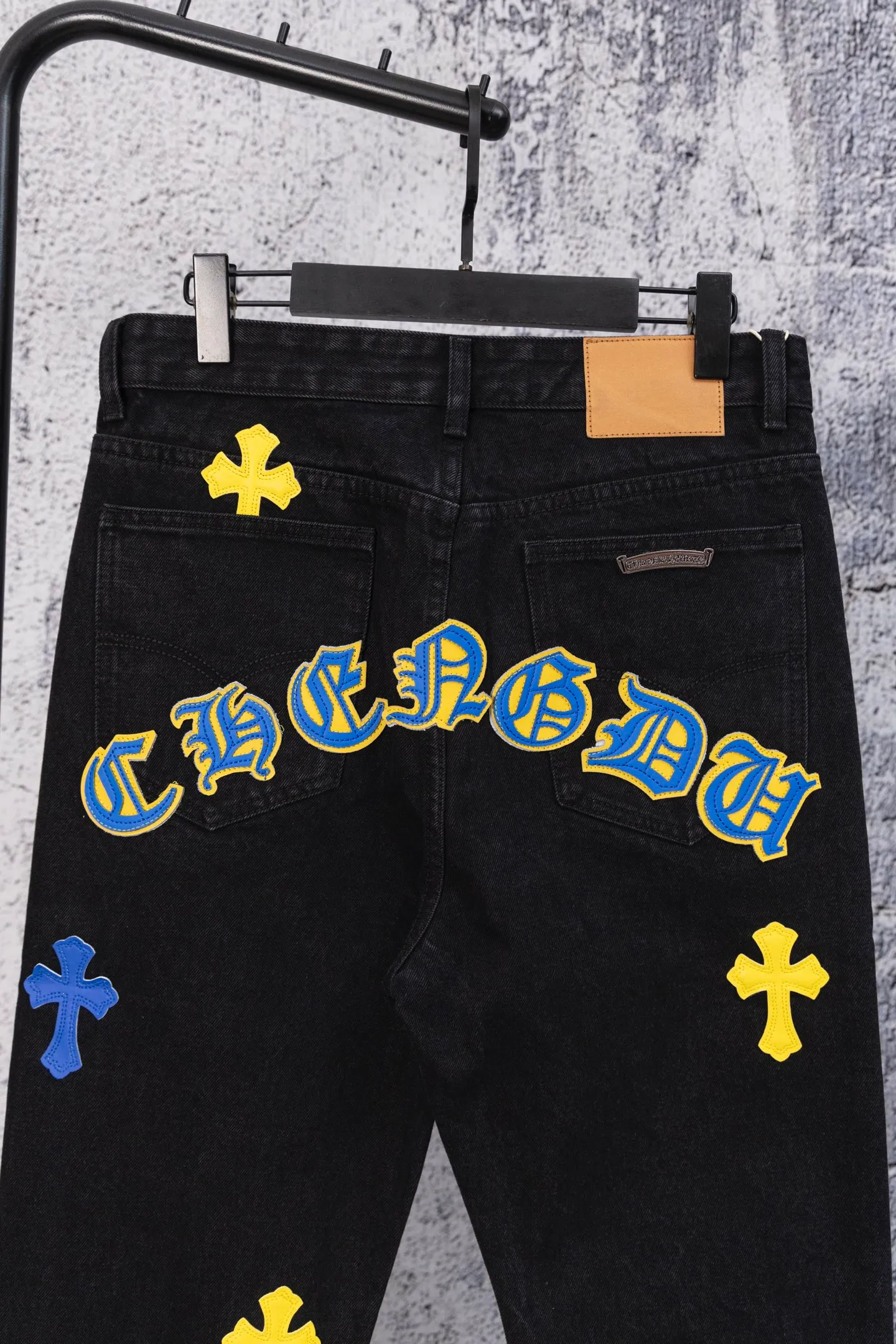P240 CH Chromehearts limited edition yellow and blue cross patchwork leather black jeans, priced at 34W level, patchwork cross pattern embellishment, washed jeans! ! An absolutely high-end luxury product, a 1.9W-level god-level single product, a super popular product, made by top heavy industry, a magic weapon that cannot be missed! [About Zangyin] This is an extremely luxurious fashion brand that can also be called the aristocracy of the high street. It has always been an exclusive brand for some hipsters or rich second generations. Compared with ordinary high streets, it is more luxurious and noble. Compared with luxury brands, it is more fashionable and individual. It has always been a brand that I have a special liking for. [Top heavy industry fashion design] Consistently high-street luxury style. Speaking of this style, the Zangyin family and GU family are definitely the leading representative brands. Especially the Zangyin family has really achieved a state-of-the-art effect in creating high-street style. The unique washed material is used to create this style. The color system is already quite eye-catching. After it is decorated with patchwork cross flowers, it cleverly highlights the charm of the brand. Secondly, this style uses classic The high-waist cutting design highlights the long legs and fashionable temperament of the upper body. The brand is highly recognizable and the slim fit configuration is more suitable for daily wear. It is a product that interprets personality, fashion, and specifications at a glance. This single product is enough to make any fan excited. It can be a white T-shirt for a youthful college style, or a tight suspender for a royal style. It has strong matching ability and can be easily controlled by men.  [Materials and craftsmanship] Needless to say, this point goes without saying. As an excellent craftsman brand, Zangyin’s requirements for details and craftsmanship are really perfect. The washed color of this model has gone through so many processes, not to mention the embellishment of denim appliques. It is also purely hand-made and sewn. Just like what they believe in, only hand-made things have soul and have the meaning of wear. A top-notch heavy-duty fashionable denim item, I look forward to your perfect interpretation! !  Color: Black Size: 28-36
